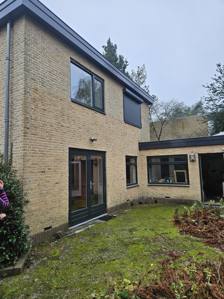 Dubbellaagse aanbouw met interne verbouwing